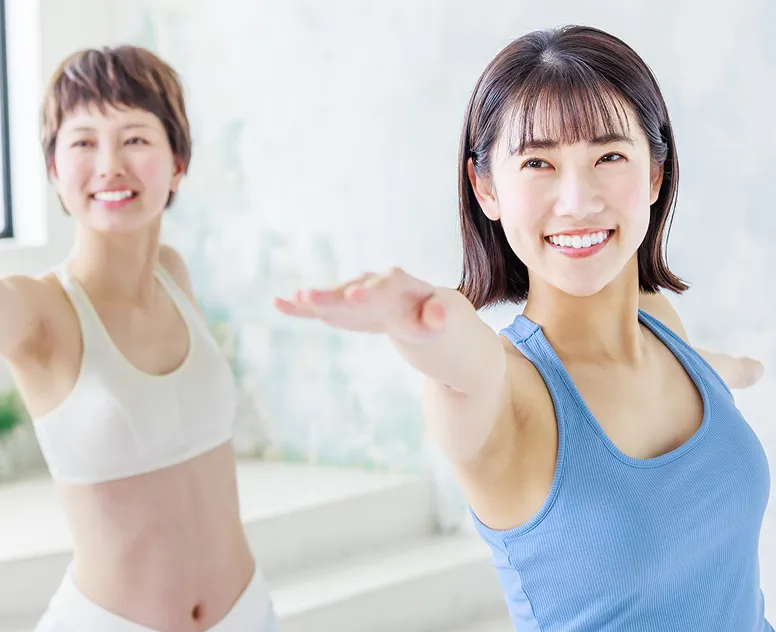 寒くてブランケットにくるまる女性