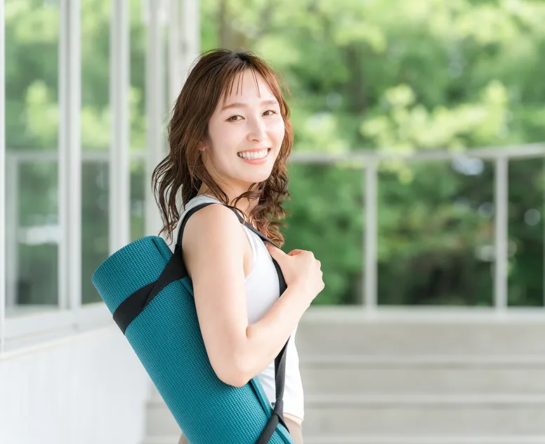 日差しを浴びて目を閉じる女性