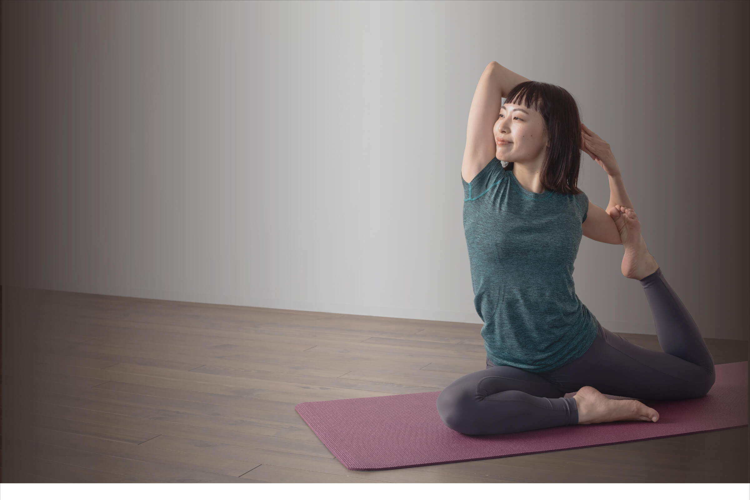 Naturaのスタジオでヨガのポーズをとる女性