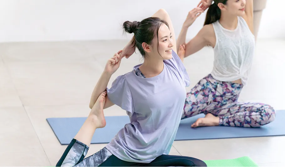 ピラティスのする二人の女性