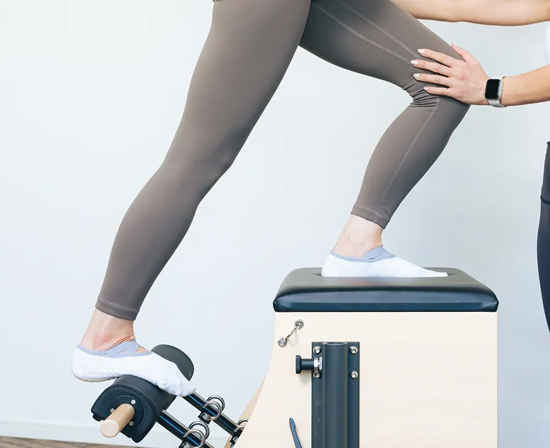 ステップでフォームの修正をする女性