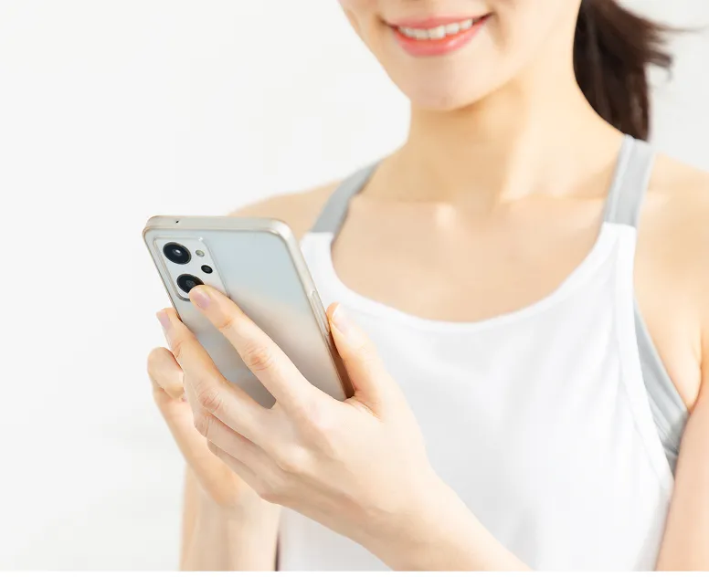 スマホで進捗管理をする女性