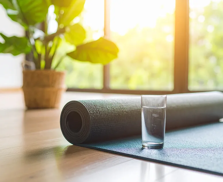 ヨガマット越しのスタジオの様子