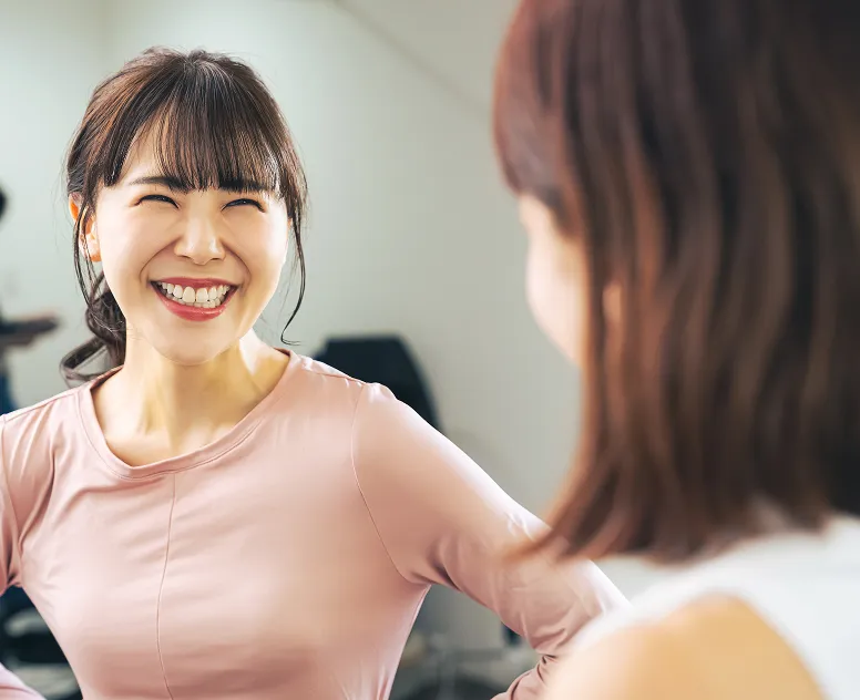 笑顔でインストラクターと話す女性