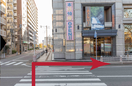 右折して姪浜大通りへ（交差点・赤矢印）