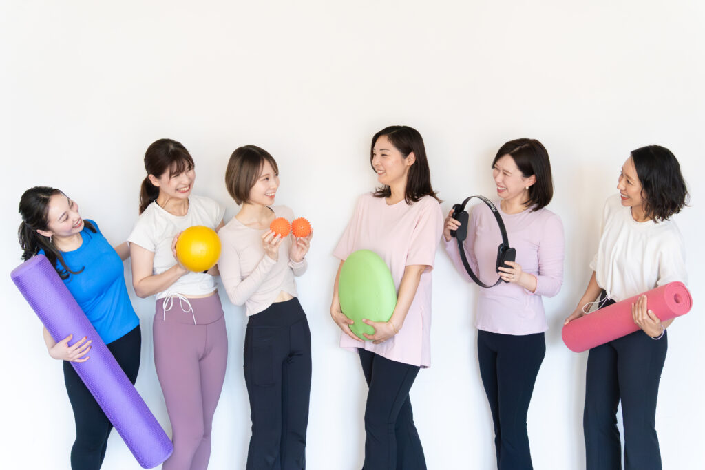 Natura姪浜スタジオでピラティス・ヨガの道具を手に笑顔で並ぶ6人