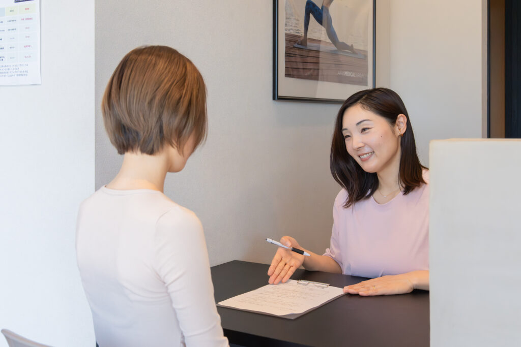 Naturaのカウンセリングでスタッフがお客様のお話を伺う様子
