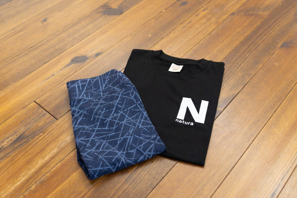 Naturaのロゴ入りTシャツとレッスン用のウェア